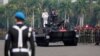 Presiden Joko Widodo didampingi Panglima TNI Yudo Margono berdiri di atas tank saat meninjau pasukan saat upacara HUT TNI ke-78 di kompleks Monumen Nasional (Monas) Jakarta, 5 Oktober 2023. (Foto: REUTERS/Willy Kurniawan )