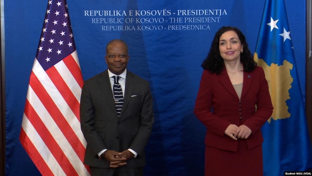 Tod Robins, pomoćnik sekretara Međunarodnog biroa za narkotike SAD sa predsednicom Kosova Vjosom Osmani (VOA/Budimir Ničić)