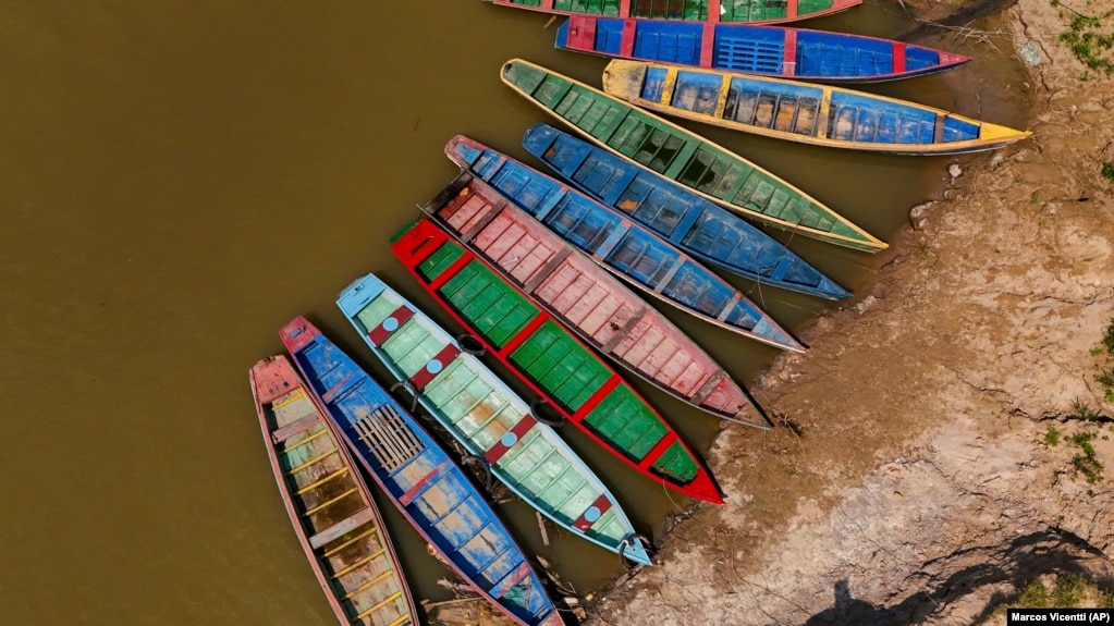 Boats sit on the bank of the Acre River, the main water source for the city of Rio Branco, which is facing water shortages amid a drought in Acre state, Brazil, Friday, Aug. 2, 2024. (AP Photo/Marcos Vicentti)