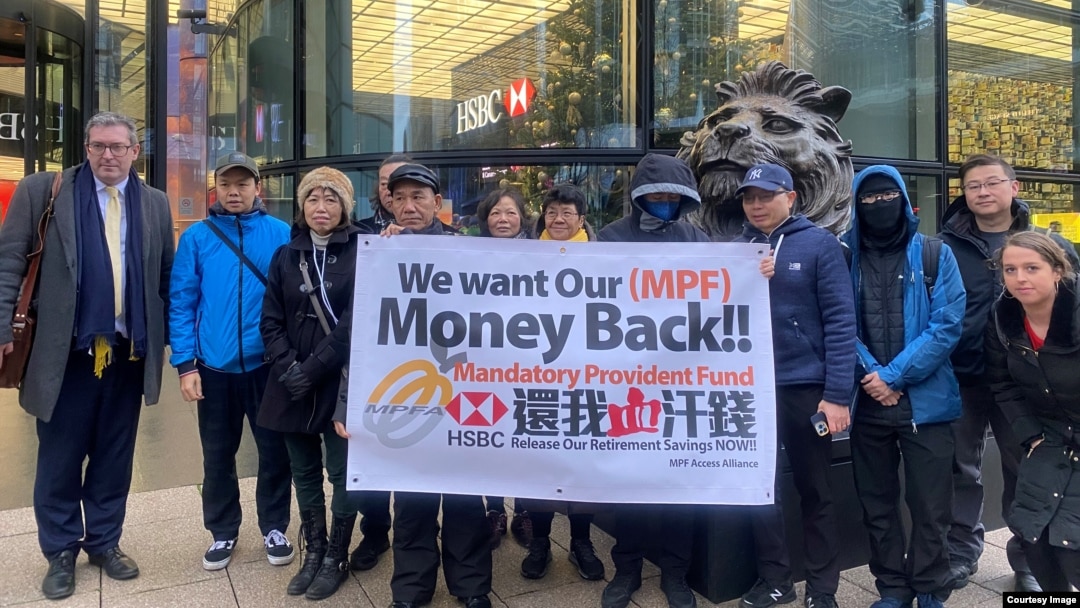 12月12日居英港人與活動人士於匯豐銀行位於倫敦的總部外，舉行示威 (美國之音/李伯安)