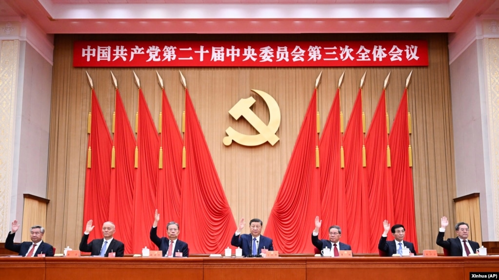 中共官媒新华社2024年7月18日发布照片显示,中共领导人习近平带领他的政治局常委成员在北京出席中共二十届三中全会。