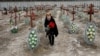 2023年2月24日乌克兰基辅郊外一女士在无名军人坟墓上献花