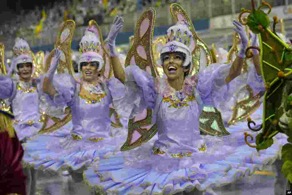 Танчери од школата за самба Агуја де Оро настапуваат за време на карневалската парада во Сао Паоло, Бразил.