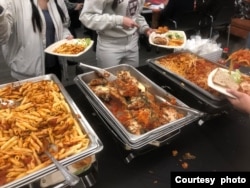 Acara buka puasa di universitas Harvard di Massachusetts, menyajikan beragam makanan halal dari berbagai negara (dok: Devina Faustanisa)