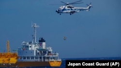 日本海岸警卫队发布的照片显示，一名中国妇女在日本海边游泳被海浪卷入大海，在37小时后在距离海岸80公里的海上获救，日本海岸警卫队展开搜救，出动直升机将她运至医院医治。（2024年7月10日）