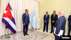 সোমালিয়ায় কিউবার নব নিযুক্ত রাষ্ট্রদূত হুয়ান ম্যানুয়েল রদ্রিগেজের কাছ থেকে পরিচয়পত্র গ্রহণ করেছেন সোমালিয়ার প্রেসিডেন্ট হাসান শেখ মোহামুদ (বামে)। ৪ এপ্রিল, ২০২৩। 