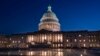 Días antes de una crisis de incumplimiento, el Capitolio se ilumina mientras el Senado trabaja hasta la noche para terminar las votaciones sobre el techo de la deuda y el paquete de recortes presupuestarios, en Washington, el jueves 1 de junio de 2023 por la noche. 