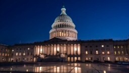 Días antes de una crisis de incumplimiento, el Capitolio se ilumina mientras el Senado trabaja hasta la noche para terminar las votaciones sobre el techo de la deuda y el paquete de recortes presupuestarios, en Washington, el jueves 1 de junio de 2023 por la noche. 