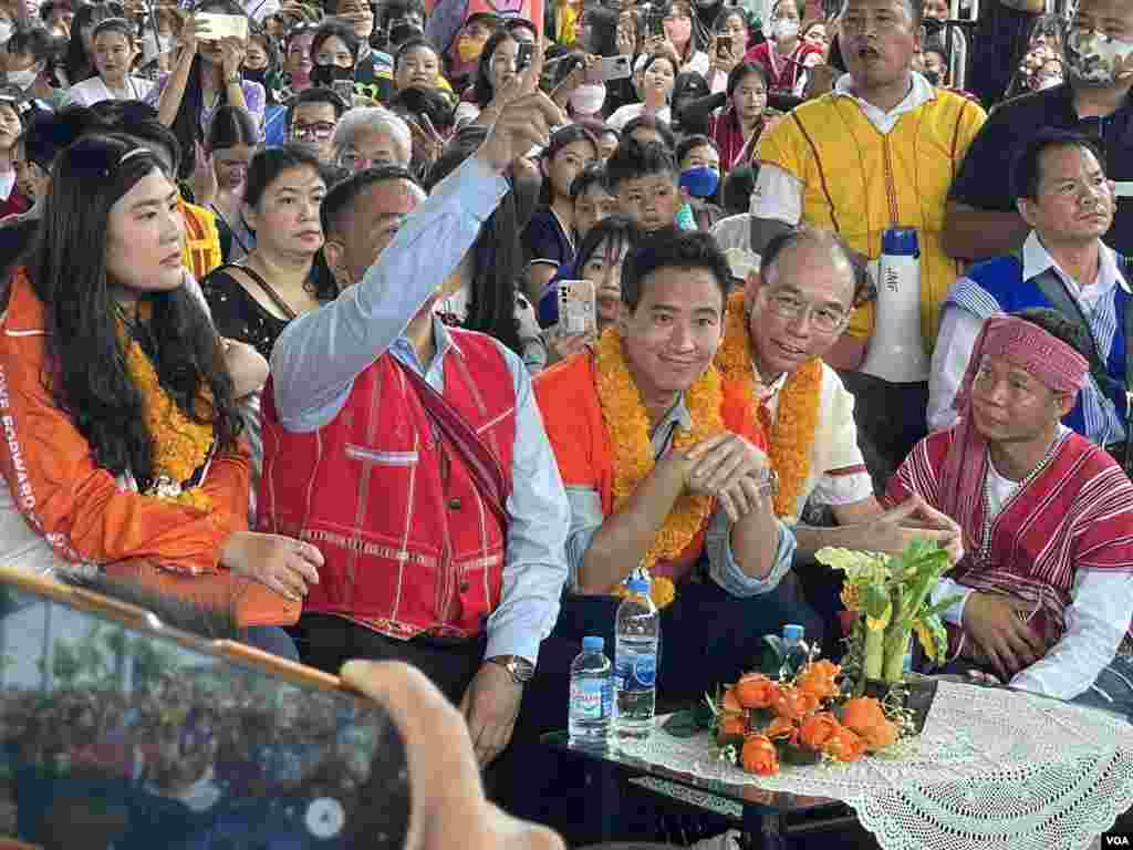 သြဂုတ်လ ၂၇ -- ကရင့်ရိုးရာလက်ချည်ပွဲကို တက်ရောက်နေတဲ့ Move Forward Party ရဲ့ ခေါင်းဆောင် Pita Limjaroenrat -- ဓါတ်ပုံ (မညိုညိုလွင် - VOA)