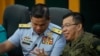 菲律賓海岸警衛隊發言人傑伊·塔里拉準將 （左）和菲律賓武裝部隊發言人梅德爾·阿吉拉爾上校在記者會上。 （資料照 2023年10月23日）