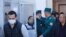 Buxoro, 17-mart, 2023: Shu kungacha jami 61 qoraqalpoq sudlanib, qamoqqa va shartli jazoga mahkum etildi. Bu suratda jurnalist Esimqan Qanaatov 5 yilga ozodlikni cheklash jazosi bilan sud zalida ozod etilmoqda. 