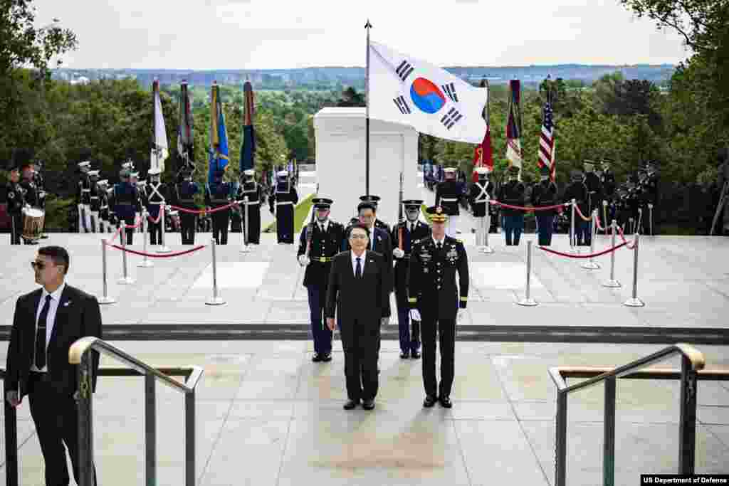 미국을 국빈 방문 중인 윤석열 한국 대통령이 25일 부인 김건희 여사, 박진 외교장관 등과 함께 알링턴 국립묘지를 찾아 헌화, 참배했다.