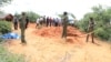پولیس افسران 25 اپریل 2023 کو کینیا کے مالندی قصبے کے قریب ایک جنگل میں ایک عیسائی فرقے کے متاثرین کی لاشیں نکال رہے ہیں۔اے پی فوٹو