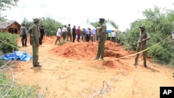 پولیس افسران 25 اپریل 2023 کو کینیا کے مالندی قصبے کے قریب ایک جنگل میں ایک عیسائی فرقے کے متاثرین کی لاشیں نکال رہے ہیں۔اے پی فوٹو