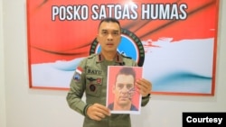 Kasatgas Humas Operasi Damai Cartenz, Kombes Pol. Bayu Suseno, menunjukkan foto pilot asal Selandia Baru yang ditembak mati oleh Kelompok Kriminal Bersenjata (KKB) di Distrik Alama, Mimika, Papua Tengah, Senin, 5 Agustus 2024. (Courtesy: Satgas Operasi Damai Cartenz)