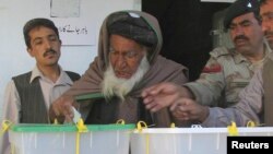 انتخابات سرتاسری پاکستان روز پنجشنبه گذشته برگزار شد و نتایج آن ۶۰ ساعت پس از پایان روند رای‌دهی اعلان شد