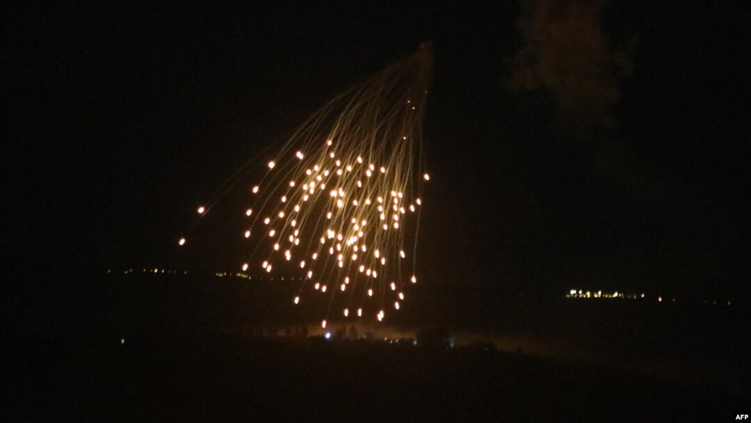 Nebo iznad libanskog sela Kaim tokom izraelskog vazdušnog udara, 17. aprila 2024. (Foto: AFP/Rabih Daher)