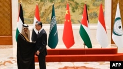 Ngoại trưởng Trung Quốc Vương Nghị (phải) bắt tay Ngoai trưởng Ả rập Xê-út Hoàng tử Faisal bin Farhan Al-Saud tại một hội nghị Ngoại trưởng các nước Ả Rập và các nước có đa số dân theo Hồi Giáo tại Nhà khách Quốc gia Điếu Ngư Đài ở Bắc Kinh, ngày 20/11/2023. 