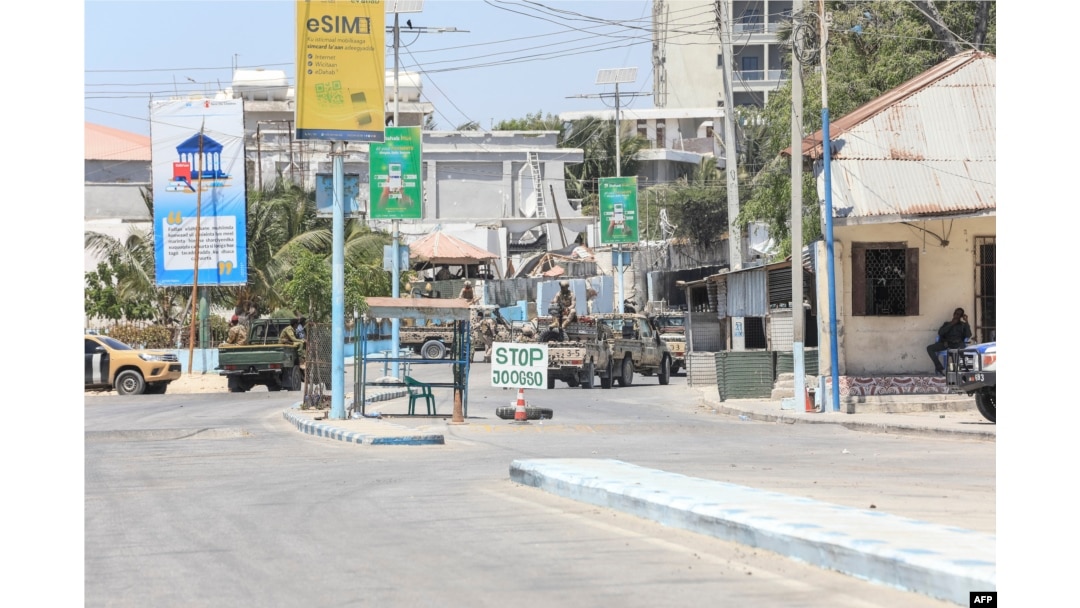 Kendaraan militer Somalia terlihat di jalan dekat sebuah hotel di Mogadishu, 15 Maret 2024. (Hassan Ali ELMI/AFP)
