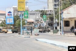 Kendaraan militer Somalia terlihat di jalan dekat sebuah hotel di Mogadishu, 15 Maret 2024. (Hassan Ali ELMI/AFP)