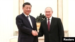 رئیس جمهور چین، شی جین پینگ (چپ)، و ولادیمیر پوتین، رئیس جمهوری روسیه