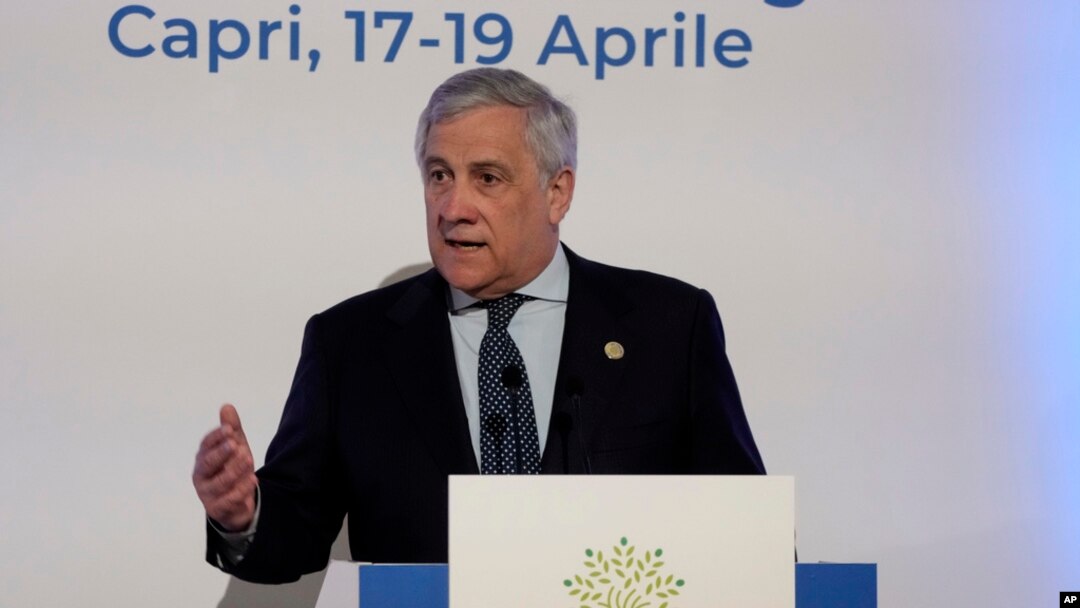 Menlu Italia Antonio Tajani berbicara kepada wartawan saat konferensi pers pada pertemuan para Menteri Luar Negeri G7 di Pulau Capri, Italia, Jumat 19 April 2024.