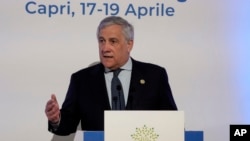 Menlu Italia Antonio Tajani berbicara kepada wartawan saat konferensi pers pada pertemuan para Menteri Luar Negeri G7 di Pulau Capri, Italia, Jumat 19 April 2024.