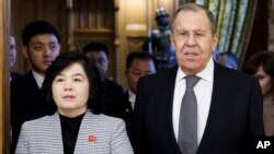 Menteri Luar Negeri Rusia Sergey Lavrov (kanan), dan Menteri Luar Negeri Korea Utara Choe Son Hui memasuki aula untuk pembicaraan mereka di Moskow, Rusia, Selasa, 16 Januari 2024. (Maxim Shemetov/Pool Photo via AP)