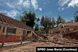 Sebuah sekolah dasar rusak berat akibat terjadinya fenomena pergerakan tanah di Desa Cibedug, Kecamatan Rongga, Kabupaten Bandung Barat, terlihat merekah. (Foto: BPBD Jawa Barat)