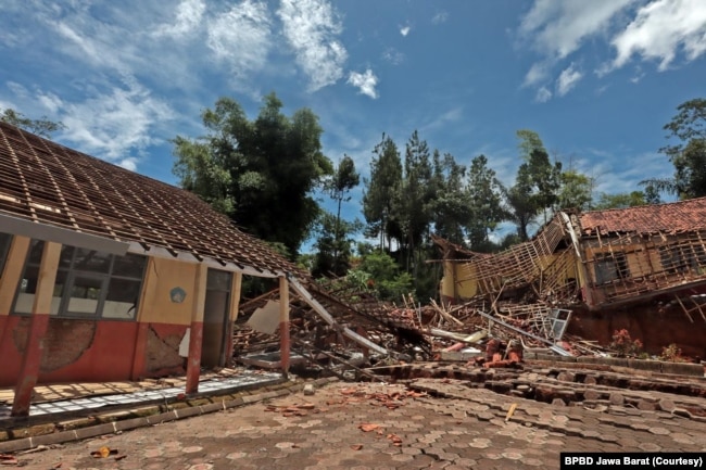 Sebuah sekolah dasar rusak berat akibat terjadinya fenomena pergerakan tanah di Desa Cibedug, Kecamatan Rongga, Kabupaten Bandung Barat, terlihat merekah. (Foto: BPBD Jawa Barat)