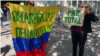Las activistas climáticas colombianas Luria y María Martínez exigen la descarbonización y el fin del narcotráfico en la Amazonía, frente a la sede de Naciones Unidas en Nueva York, el 19 de septiembre de 2023. 