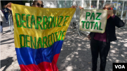 Las activistas climáticas colombianas Luria y María Martínez exigen la descarbonización y el fin del narcotráfico en la Amazonía, frente a la sede de Naciones Unidas en Nueva York, el 19 de septiembre de 2023. 