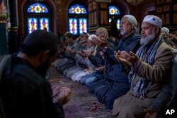 Muslim Kashmir berdoa di dalam tempat suci Sufi Shiekh Abdul Qadir Jeelani pada hari pertama Ramadan di Srinagar, Kashmir yang dikuasai India, Kamis, 23 Maret 2023. (AP/Dar Yasin)