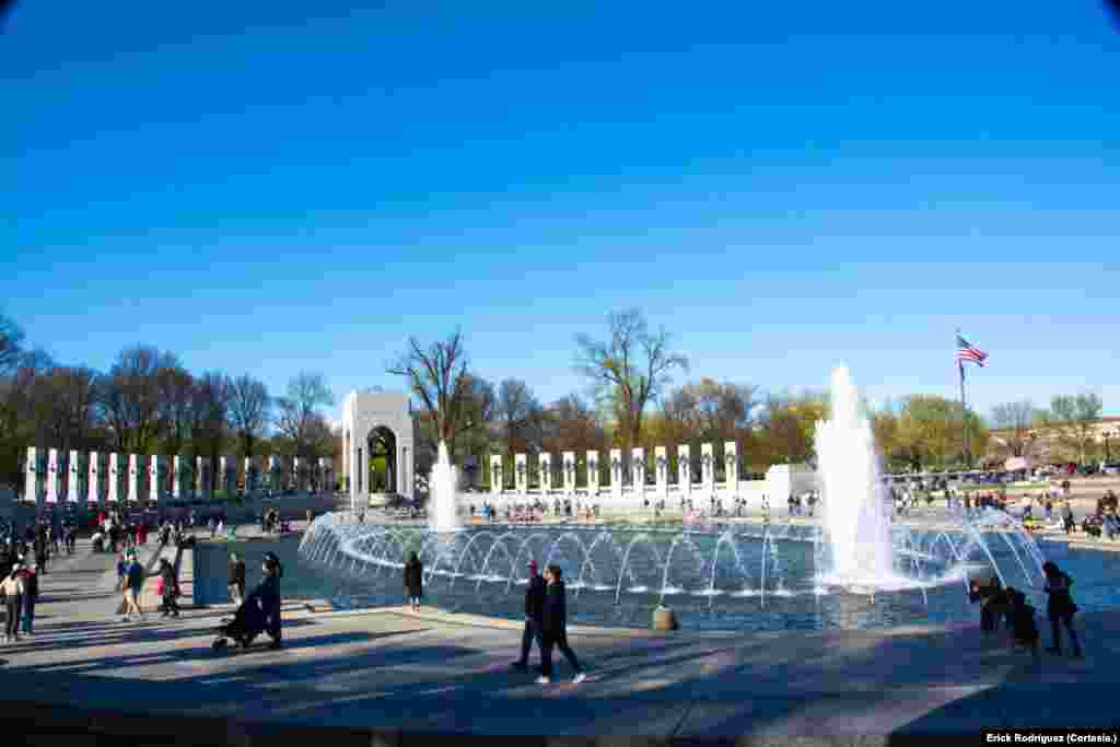 Hermosos escenarios se pueden apreciar en los alrededores del monumento a la Segunda Guerra Mundial.