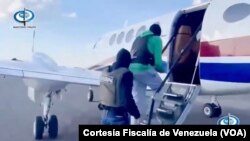 Imagen capturada de un video de la Fiscalía venezolana del traslado por parte del SEBIN del alcalde del municipio Simón Rodríguez, Ernesto Paraqueima, detenido el jueves 4 de mayo tras sus comentarios peyorativos sobre niños autistas.