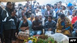 FILE - Malawi's President Lazarus Chakwera (L) pays his respects to victims of a mudslide caused by Cyclone Freddy during a mass funeral at Chilobwe township, Naotcha Primary school camp in Blantyre, Malawi, March 15, 2023.