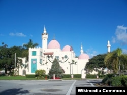 Gedung Balai Kota di Opa-locka, Florida dengan arsitektur Timur Tengah (courtesy: Wikipedia).