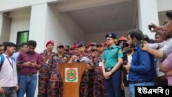 ফায়ার সার্ভিস ও সিভিল ডিফেন্স সদর দপ্তরের প্রধান ফটকে সাংবাদিকদের সঙ্গে আলাপকালে ফায়ার সার্ভিসের ডিজি মাইন উদ্দিন
