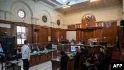 Mantan Kasat Samapta Polres Malang AKP Bambang Sidik Achmadi (depan C) menghadiri sidang di gedung pengadilan Surabaya, 16 Maret 2023. (JUNI KRISWANTO/AFP)