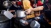 Anak-anak Palestina antre untuk menerima bantuan makanan yang dimasak oleh dapur amal di tengah kekurangan pasokan makanan di Rafah, di Jalur Gaza selatan (foto: dok). 