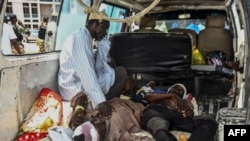 Des hommes blessés après une vague d'attentats-suicides dans le nord-est du Nigeria, à Maiduguri, le 29 juin 2024.