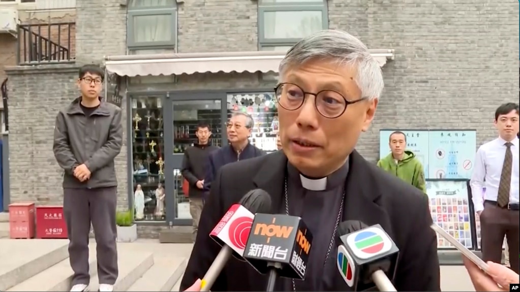 资料照：天主教香港教区主教周守仁在访问北京期间接受媒体采访。（2023年4月20日）(photo:VOA)