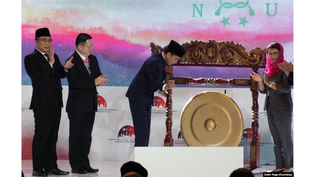 Presiden Joko Widodo (tengah) disaksikan Menteri Luar Negeri RI Retno Marsudi (kanan) dan Ketua Umum PBNU Yahya Cholil Staquf (kiri) meresmikan ASEAN IIDC 2023 pada Senin (7/8) di Jakarta. (VOA/Indra Yoga)
