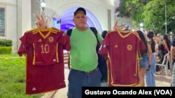 Jorge Girado, de 58 años, ofrece a la venta franelas de la Vinotinto en la plaza de La República en Maracaibo, el domingo 30 de junio de 2024.