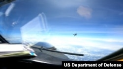 美国印太司令部公布的视频截图显示一架中国歼-16战斗机2023年5月26日以“不专业”方式在南中国海上空拦截一架美国空军的RC-135侦察机。