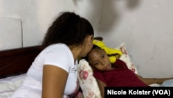 Johana Fernández besa a su hija Yohalis, de 17 años, que se recupera de una crisis de dolor