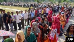 Para pemilih mengantre untuk memberikan suara mereka di tempat pemungutan suara pada tahap ketujuh dan terakhir pemungutan suara dalam pemilihan umum India di Chandigarh pada 1 Juni 2024. (Foto: AFP)