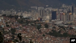 Casas de bloques de hormigón cubren un barrio pobre en Caracas, el miércoles 1 de marzo de 2023. (AP Foto/Ariana Cubillos)