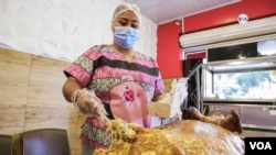 La historia dice que la lechona surgió por una combinación gastronómica de los españoles que introdujeron el cerdo en la conquista y este fue la inspiración para la creación de la receta actual. [FOTO: Federico Buelvas, VOA]