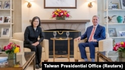 美国会众议院议长麦卡锡与台湾总统蔡英文在加州的里根总统图书馆举行会晤。（2023年4月6日）